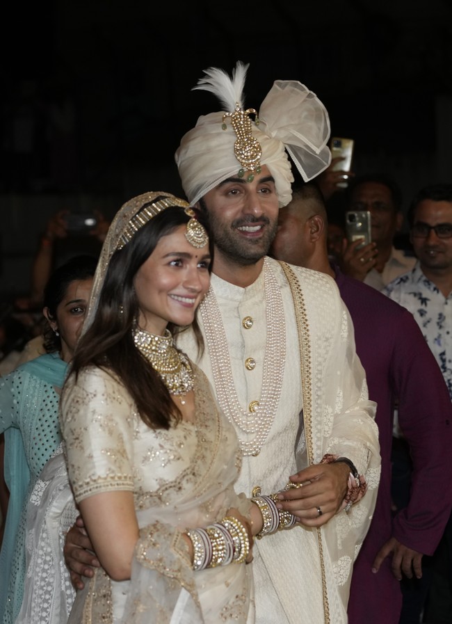 Alia Bhatt dan Ranbir Kapoor, seperti dikutip dari CNN Internasional, termasuk dua artis Bollywood yang dibayar mahal. Total kekayaan mereka jika digabungkan pada 2019 mencapai US$ 14 juta. Foto: AP/Rajanish Kakade
