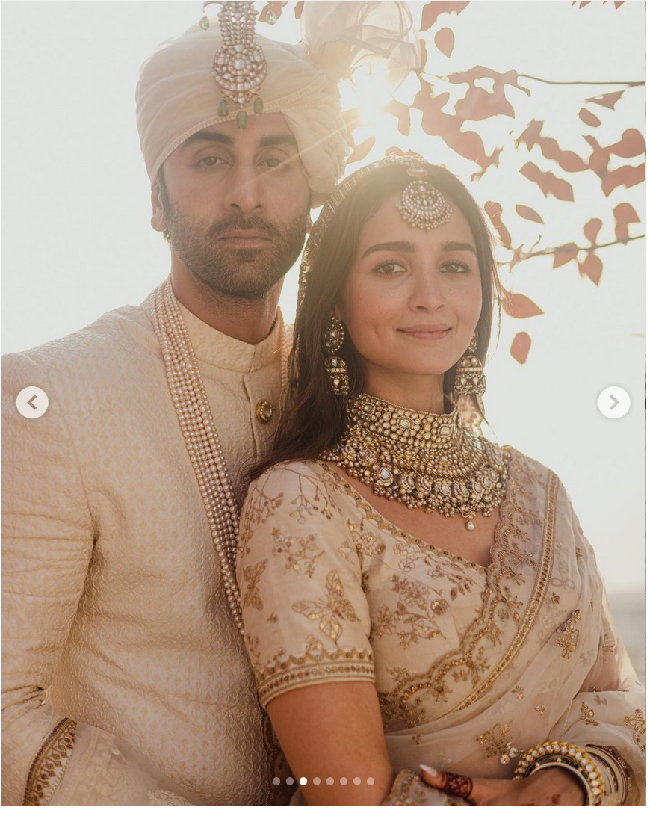 Pernikahan Alia Bhatt dan Ranbir Kapoor digelar di rumah mewah mereka di kawasan Pali Hill, Bandra. Rumah yang didesain oleh istri Shah Rukh Khan, Gauri Khan itu dikabarkan bernilai 350 juta rupee atau sekitar Rp 66 miliar. Foto: Dok. Instagram aliaabhatt