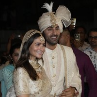 Alia Bhatt dan Ranbir Kapoor, seperti dikutip dari CNN Internasional, termasuk dua artis Bollywood yang dibayar mahal. Total kekayaan mereka jika digabungkan pada 2019 mencapai US$ 14 juta. Foto: AP/Rajanish Kakade