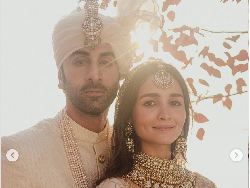 8 Foto Romantis Alia Bhatt dan Ranbir Kapoor Menikah di Balkon Rumah