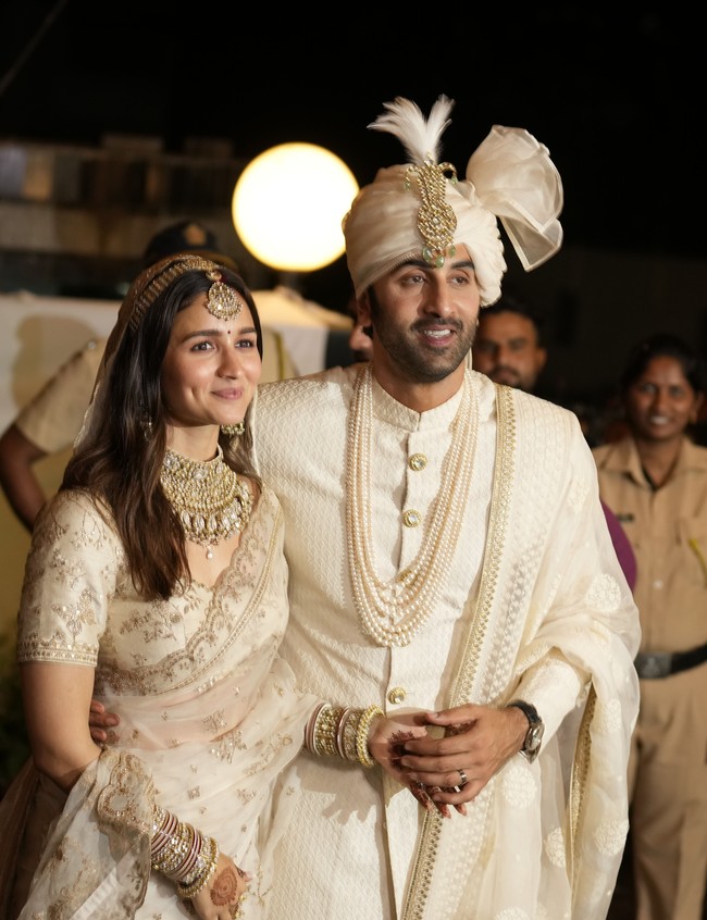 Pada hari pernikahannya, Alia Bhatt tampil memesona dengan sari rancangan Sabyasachi. Sang desainer mengunggah detail busana pengantin Alia. “Untuk upacara pernikahan Alia Bhatt memakai sari organza ivory bordir dengan tille dan veil bordir yang dibuat dengan tangan. Melengkapi mempelai wanita, mempelai pria, Ranbir Kapoor mempesona dengan sherwani sutra warna ivory dari Sabyasahi dengan kancing berlian uncut, safa organza sutra dan syal bordir,” tulis sang desainer. Foto: AP/Rajanish Kakade