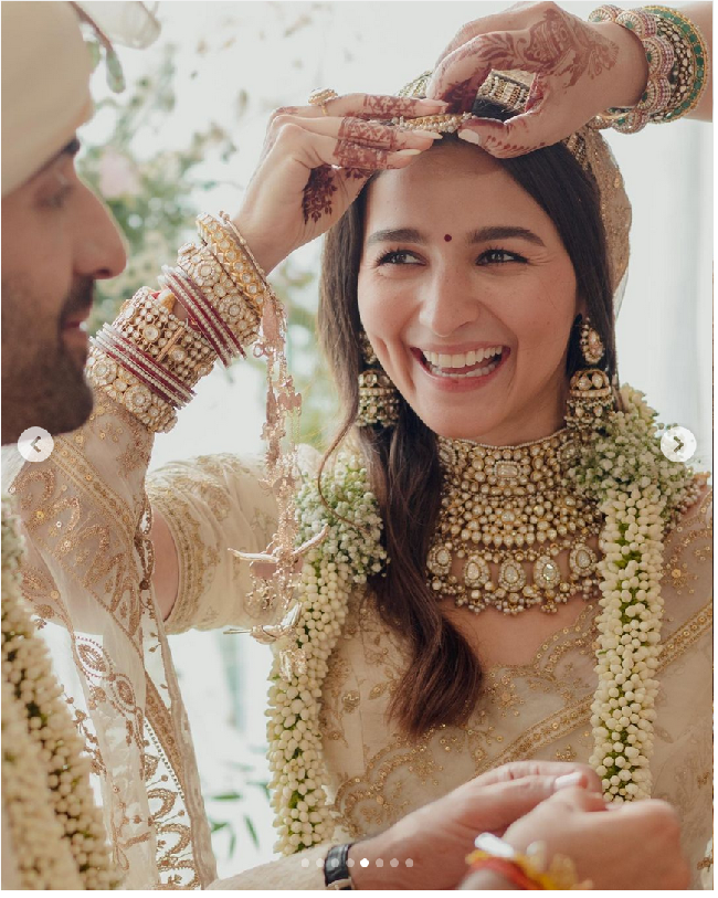 Pernikahan Alia Bhatt dan Ranbir Kapoor digelar Kamis (14/4/2022). Dalam unggahan di Instagramnya, Alia mengungkapkan pernikahan tersebut digelar di tempat favoritnya dan Ranbir yaitu di balkon rumah. Foto: Dok. Instagram aliaabhatt