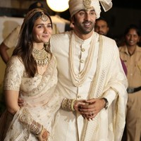 Pada hari pernikahannya, Alia Bhatt tampil memesona dengan sari rancangan Sabyasachi. Sang desainer mengunggah detail busana pengantin Alia. “Untuk upacara pernikahan Alia Bhatt memakai sari organza ivory bordir dengan tille dan veil bordir yang dibuat dengan tangan. Melengkapi mempelai wanita, mempelai pria, Ranbir Kapoor mempesona dengan sherwani sutra warna ivory dari Sabyasahi dengan kancing berlian uncut, safa organza sutra dan syal bordir,” tulis sang desainer. Foto: AP/Rajanish Kakade