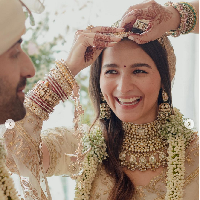 Pernikahan Alia Bhatt dan Ranbir Kapoor digelar Kamis (14/4/2022). Dalam unggahan di Instagramnya, Alia mengungkapkan pernikahan tersebut digelar di tempat favoritnya dan Ranbir yaitu di balkon rumah. Foto: Dok. Instagram aliaabhatt