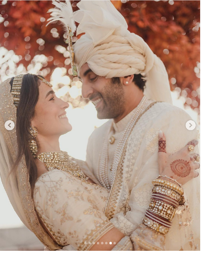 “Hari ini dengan dikelilingi oleh keluarga dan teman-teman kami, di rumah, di tempat favorit kami yaiti balkon yang menjadi tempat kami menghabiskan lima tahun bersama, kami menikah,” tulis Alia Bhatt dalam unggahan Instagramnya @aliabhatt. Foto: Dok. Instagram aliaabhatt