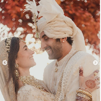 “Hari ini dengan dikelilingi oleh keluarga dan teman-teman kami, di rumah, di tempat favorit kami yaiti balkon yang menjadi tempat kami menghabiskan lima tahun bersama, kami menikah,” tulis Alia Bhatt dalam unggahan Instagramnya @aliabhatt. Foto: Dok. Instagram aliaabhatt