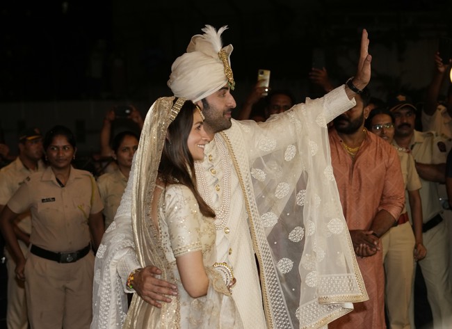Alia Bhatt dan Ranbir Kapoor merupakan dua artis India populer sehingga pernikahan mereka pun menjadi atensi di berbagai negara termasuk Indonesia. Pacaran selama lima tahun, momen pernikahan keduanya juga dinantikan penggemar. Foto: AP/Rajanish Kakade