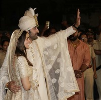 Alia Bhatt dan Ranbir Kapoor merupakan dua artis India populer sehingga pernikahan mereka pun menjadi atensi di berbagai negara termasuk Indonesia. Pacaran selama lima tahun, momen pernikahan keduanya juga dinantikan penggemar. Foto: AP/Rajanish Kakade