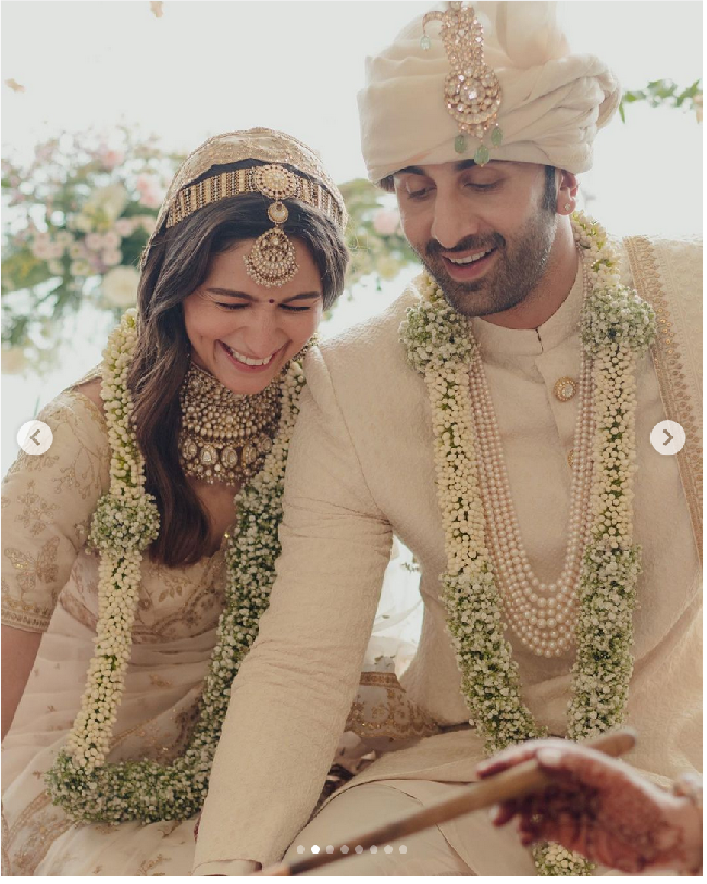 Dalam foto-foto yang dibagikannya, Alia Bhatt dan Ranbir Kapoor tampak memakai busana pengantin berwarna putih ivory. Menurut Vogue, Alia dan Ranbir sama-sama memakai busana pengantin rancangan desainer ternama India, Sabyasachi. Sederet artis India juga memakai karya Sabyasachi saat menikah, di antaranya, Deepika Padukone dan Katrina Kaif. Foto: Dok. Instagram aliaabhatt