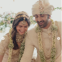 Dalam foto-foto yang dibagikannya, Alia Bhatt dan Ranbir Kapoor tampak memakai busana pengantin berwarna putih ivory. Menurut Vogue, Alia dan Ranbir sama-sama memakai busana pengantin rancangan desainer ternama India, Sabyasachi. Sederet artis India juga memakai karya Sabyasachi saat menikah, di antaranya, Deepika Padukone dan Katrina Kaif. Foto: Dok. Instagram aliaabhatt