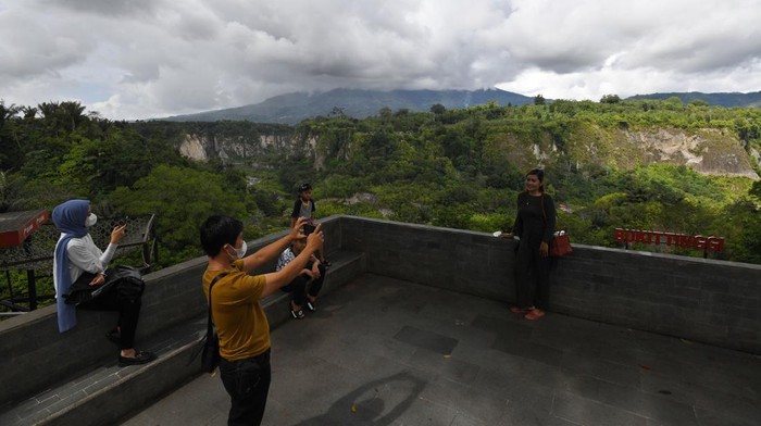 Pesona Ngarai Sianok, Pahatan Indah di Bukittinggi Foto udara Ngarai (lembah) Sianok di Bukittinggi, Sumatera Barat, Rabu (13/4/2022). Ngarai Sianok merupakan lembah yang membentang 15 kilometer dengan ketinggian tebing sekitar 100 meter terbentuk karena proses turunnya sebagian lempengan bumi sehingga menimbulkan patahan berwujud jurang yang curam. Antara Foto/Aditya Pradana Putra/aww.