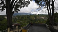 Patahan di Sianok ini merupakan bagian dari Patahan (Sesar) Semangko yang membelah Pulau Sumatera menjadi dua bagian memanjang dari Aceh hingga Teluk Semangka di Lampung. Sesar Semangko sendiri merupakan lokasi patahan yang membentuk Pegunungan Bukit Barisan.  