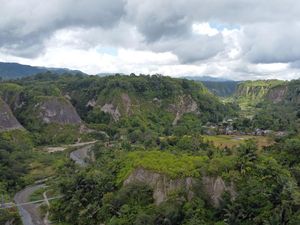 Pesona Ngarai Sianok, Pahatan Indah di Bukittinggi