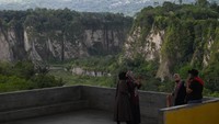 Ngarai Sianok merupakan lembah yang membentang 15 kilometer dengan ketinggian tebing sekitar 100 meter terbentuk karena proses turunnya sebagian lempengan bumi sehingga menimbulkan patahan berwujud jurang yang curam.  
