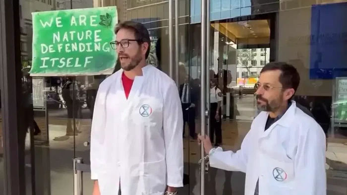 Pemanasan global atau global warming yang didemo oleh ilmuwan di dunia.