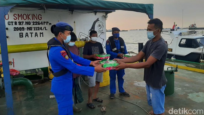 Petugas Polairud Polda Jatim bagi-bagi takjil di kapal