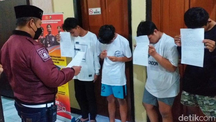 Polisi amankan lima pemuda yang perang sarung di Banyuwangi