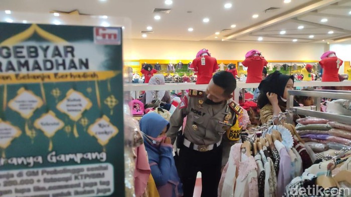 Polisi ajak belanja anak yatim