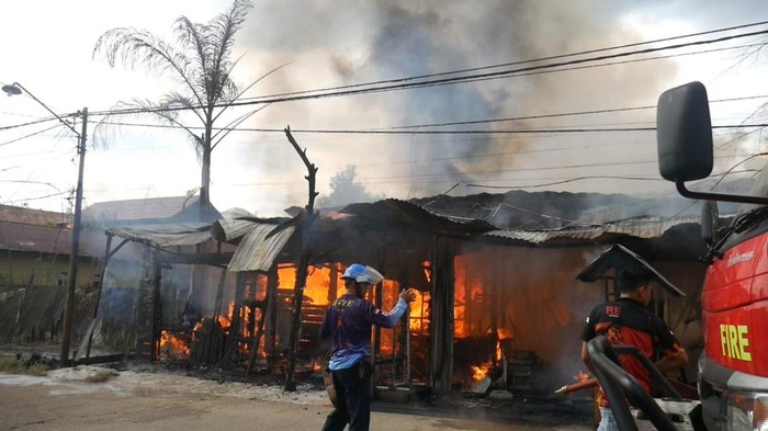 Pria di Kaltim membakar rumah kontrakan gegara cemburu ke istri. 4 rumah warga ikut terbakar, istri pelaku mengalami luka bakar serius (Dok. Istimewa)
