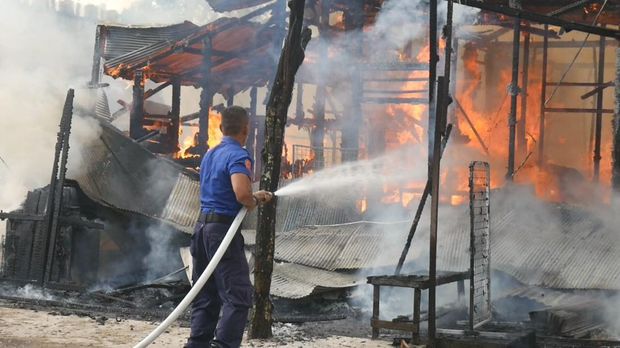 Pria di Kaltim membakar rumah kontrakan gegara cemburu ke istri. 4 rumah warga ikut terbakar, istri pelaku mengalami luka bakar serius (Dok. Istimewa)