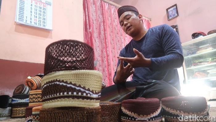 Produksi peci rajut di Pedukuhan Bedukan, Kalurahan Pleret, Kapanewon Pleret, Kabupaten Bantul.