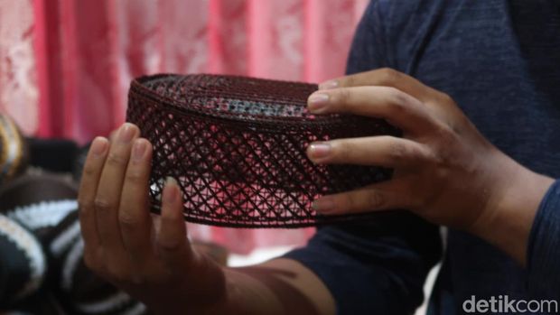Produksi peci rajut di Pedukuhan Bedukan, Kalurahan Pleret, Kapanewon Pleret, Kabupaten Bantul.