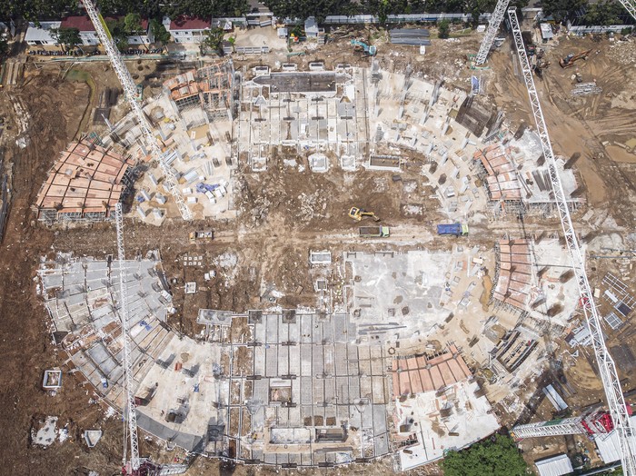 Foto udara proyek pembangunan Indoor Multifunction Stadium (IMS) di kompleks Gelora Bung Karno (GBK), Senayan, Jakarta, Kamis (14/4/2022). Pembangunan stadion seluas 30.720 meter persegi tersebut ditujukan untuk mendukung pelaksanaan Piala Dunia Basket (FIBA) tahun 2023 mendatang dan ditargetkan rampung pada bulan Juni 2023. ANTARA FOTO/Dhemas Reviyanto/foc.