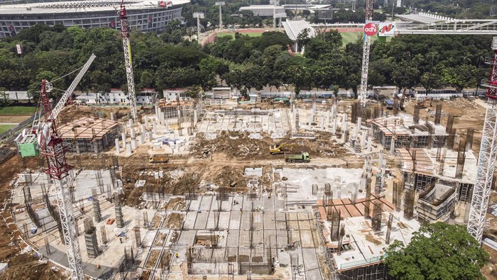 Foto udara proyek pembangunan Indoor Multifunction Stadium (IMS) di kompleks Gelora Bung Karno (GBK), Senayan, Jakarta, Kamis (14/4/2022). Pembangunan stadion seluas 30.720 meter persegi tersebut ditujukan untuk mendukung pelaksanaan Piala Dunia Basket (FIBA) tahun 2023 mendatang dan ditargetkan rampung pada bulan Juni 2023. ANTARA FOTO/Dhemas Reviyanto/foc.