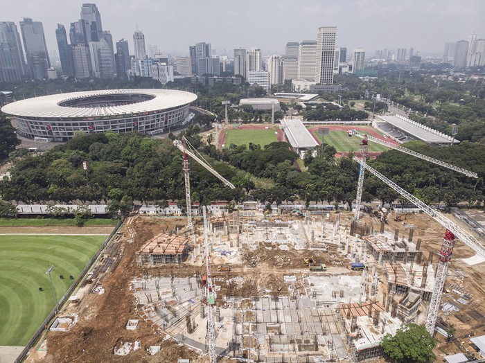 Foto udara proyek pembangunan Indoor Multifunction Stadium (IMS) di kompleks Gelora Bung Karno (GBK), Senayan, Jakarta, Kamis (14/4/2022). Pembangunan stadion seluas 30.720 meter persegi tersebut ditujukan untuk mendukung pelaksanaan Piala Dunia Basket (FIBA) tahun 2023 mendatang dan ditargetkan rampung pada bulan Juni 2023. ANTARA FOTO/Dhemas Reviyanto/foc.