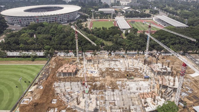 PROYEK PEMBANGUNAN INDOOR MULTIFUNCTION STADIUM Foto udara proyek pembangunan Indoor Multifunction Stadium (IMS) di kompleks Gelora Bung Karno (GBK), Senayan, Jakarta, Kamis (14/4/2022). Pembangunan stadion seluas 30.720 meter persegi tersebut ditujukan untuk mendukung pelaksanaan Piala Dunia Basket (FIBA) tahun 2023 mendatang dan ditargetkan rampung pada bulan Juni 2023. ANTARA FOTO/Dhemas Reviyanto/foc.