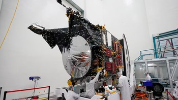 Saat ini, tim engineer sedang memoles sentuhan akhir pada pesawat Psyche yang akan diluncurkan ke luar angkasa dari Cape Canaveral, Florida, Amerika Serikat (AS) pada Agustus mendatang. Foto: NASA/JPL-Caltech
