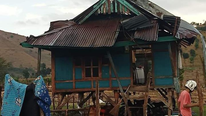 rumah warga di Kecamatan Manggelewa rusak parah akibat diterjang angin kencang.