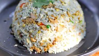 Ikan asin yang renyah gurih, busa membuat nasi goreng semakin gurih enak. Ditambahkan telur, makin sempurna lezat. Cara mudah membuatnya bisa kamu lihat di resep ini. Foto: iStock
