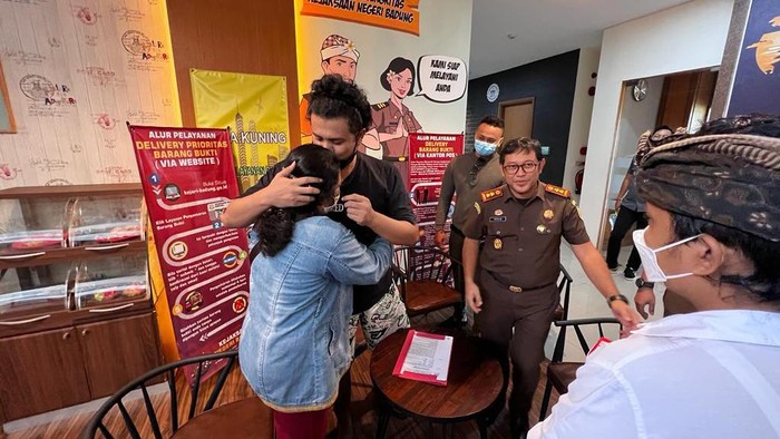 I Made Eka Susila (32) langsung mencium kening ibunya usai dinyatakan bebas.