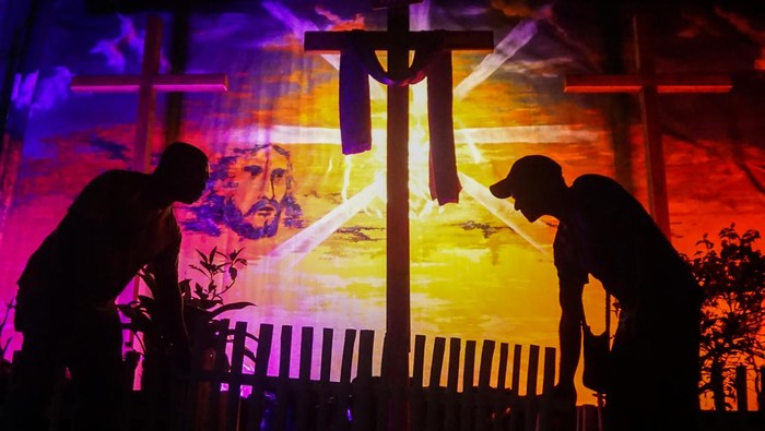 Sambut Paskah, Umat Kristiani Dekorasi Taman di Papua Sejumlah jemaat Wijk Kijne Gereja Kristen Indonesia (GKI) Alfa Omega mendekorasi taman Paskah di kompleks Bhayangkara, Kota Jayapura, Papua, Jumat (15/4/2022). Beragam kreatifitas ditampilkan umat Kristiani untuk menyambut perayaan Paskah, Minggu (17/4/2022) dengan membuat dekorasi taman Paskah. ANTARA FOTO/Indrayadi TH/YU