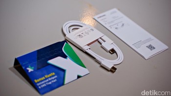Samsung menyediakan kabel data perdana XL, buku petunjuk penggunaan. o: Adi Fida Rahman/detikINET