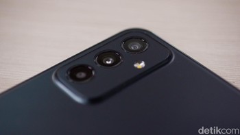 Samsung memberikan tiga kamera di bagian belakang. Kamera utamanya 50 MP bersanding dengan lensa ultra wide 8 MP dan sensor depth 2 MP. Foto: Adi Fida Rahman/detikINET