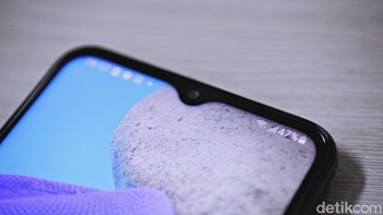 kamera 8 MP disematkan pada notch di atas layar untuk kebutuhan selfie dan video call, disertai fitur Fun Mode yang memberikan berbagai pilihan filter lucu.Foto: Adi Fida Rahman/detikINET