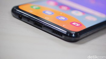 Baterai yang dipasang pada Samsung M23 berkapasitas 5.000mAh dengan pengisian cepat 15W. Foto: Adi Fida Rahman/detikINET