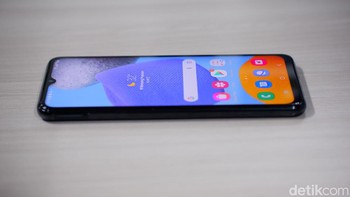 Galaxy M23 dengan chipset Snapdragon 750G yang diracik dengan RAM 6 GB. Untuk makin meningkatkan performa diberikan RAM virtual hingga 6 GB yang diambil dari memori internalnya. Foto: Adi Fida Rahman/detikINET