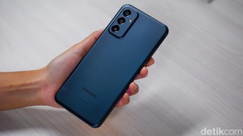 Galaxy M23 hadir dengan desain minimalis yang elegan dan varian warna Orange Copper serta Light Blue/ dan Deep Green yang detikINET unboxing. Foto: Adi Fida Rahman/detikINET