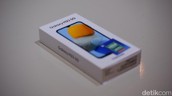 Mengikuti ponsel Samsung sebelumnya, kotak kemasan Galaxy M23 kini tipis.  Foto: Adi Fida Rahman/detikINET