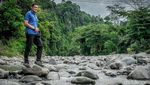 Potret Sandiaga Silaturahmi dengan Orangutan Bukit Lawang