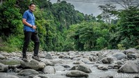 Menparekraf Sandiaga Uno melakukan kunjungan kerja ke destinasi wisata Bukit Lawang di Langkat, Sumut. Dalam kunjungannya itu, Sandiaga mengungkapkan rasa kagumnya bisa bertemu dengan salah satu spesies kera besar yang dilindungi itu secara langsung. (dok. Kemenparekraf)
