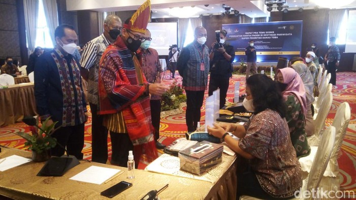 Sandiaga Uno saat rapat dengan industri pariwisata di Medan.