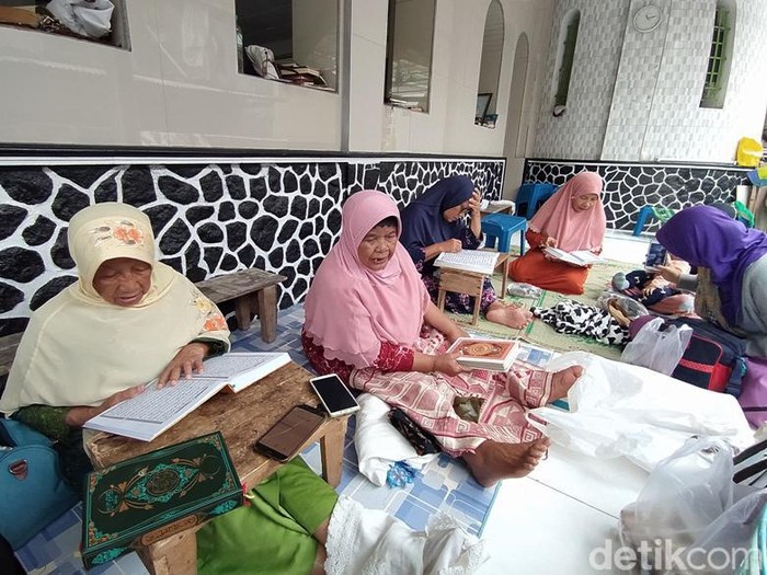 Santri sepuh di Masjid Payaman, Kabupaten Magelang, Kamis (15/4/2022).