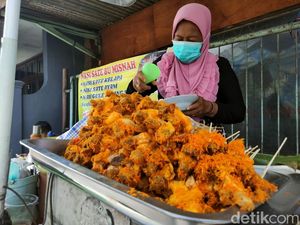 Laris Manis! Penjual Sate Klopo Dinoyo Bisa Raup Omzet Rp 3,6 Juta/Hari