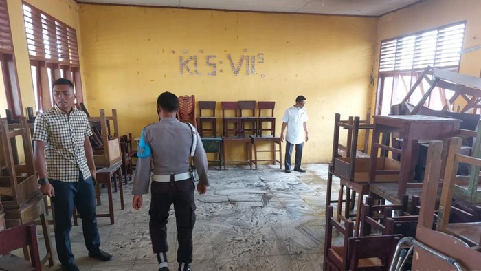 Kondisi ruang kelas yang dibakar AW.