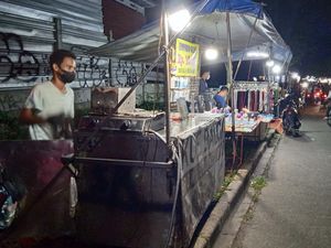 Ngabuburit Seru di Banjir Kanal Timur, Ada Banyak Takjil hingga Seafood Murah!