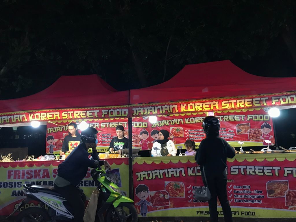 Ngabuburit Seru di Banjir Kanal Timur, Ada Banyak Takjil hingga Seafood Murah!